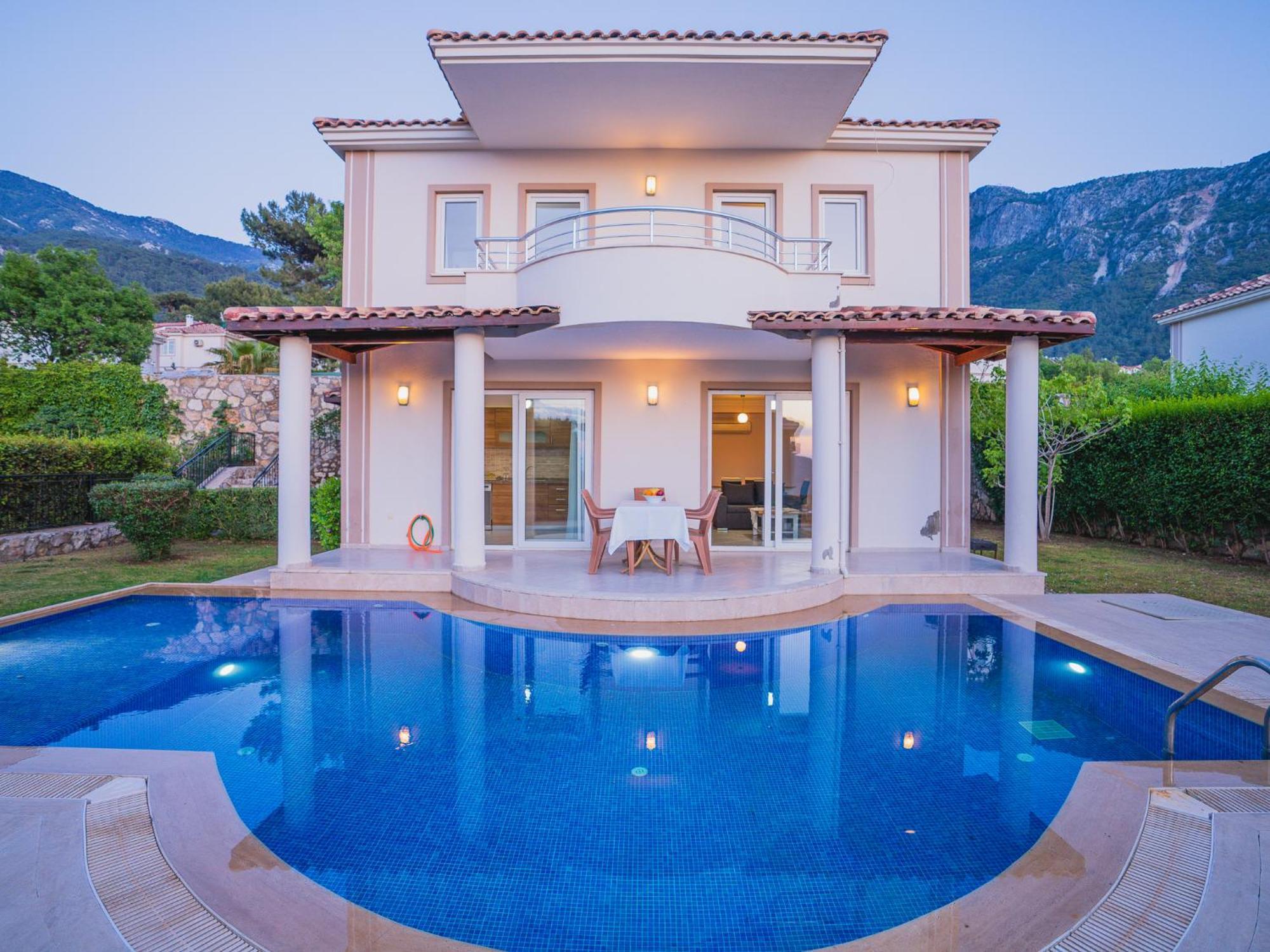 Ovacikta 3+1 Oezel Havuzlu Royal 15 Villa